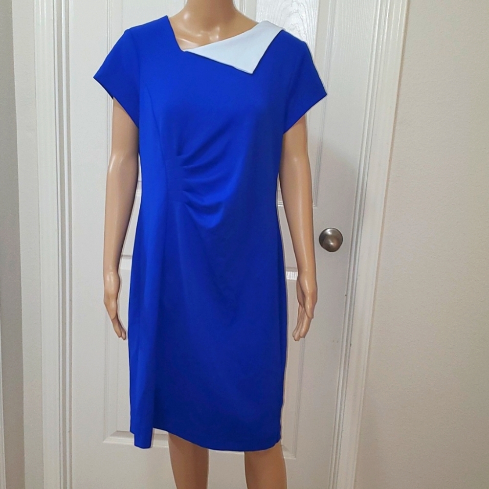 Shelby & Palmer 14 vivid blue sheath knee length white lapel ruched detail